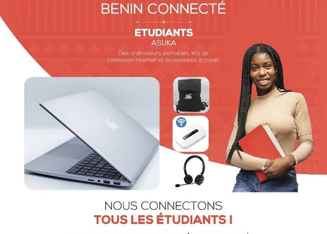 Étudiants africains travaillant sur ordinateurs portables